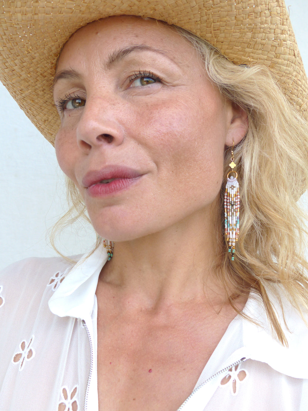 Longues boucles d'oreilles à franges précieuses Collection French Riviera - blanc opale turquoise et pêche - Perles de lune oeil de tigre aigue-marine