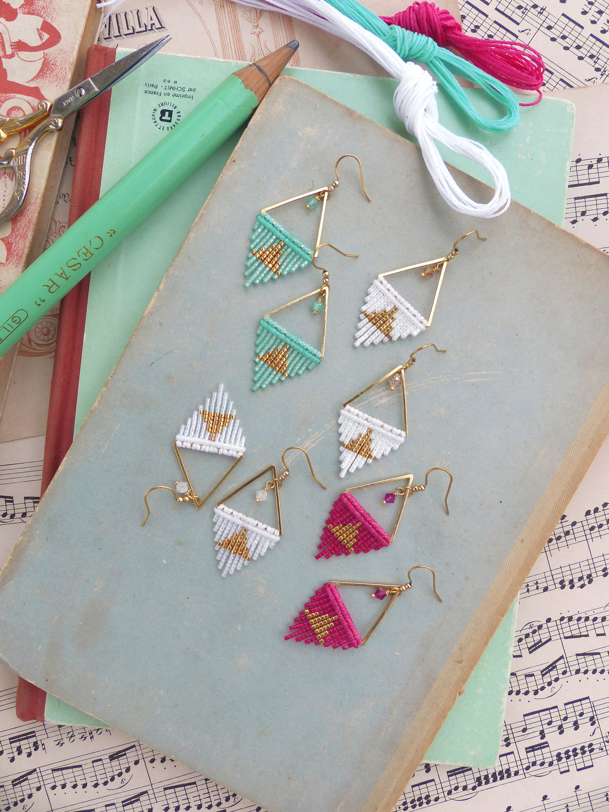 Mini boucles d'oreilles à franges forme triangles graphiques - Collection French Riviera - Bijoux bohème chic