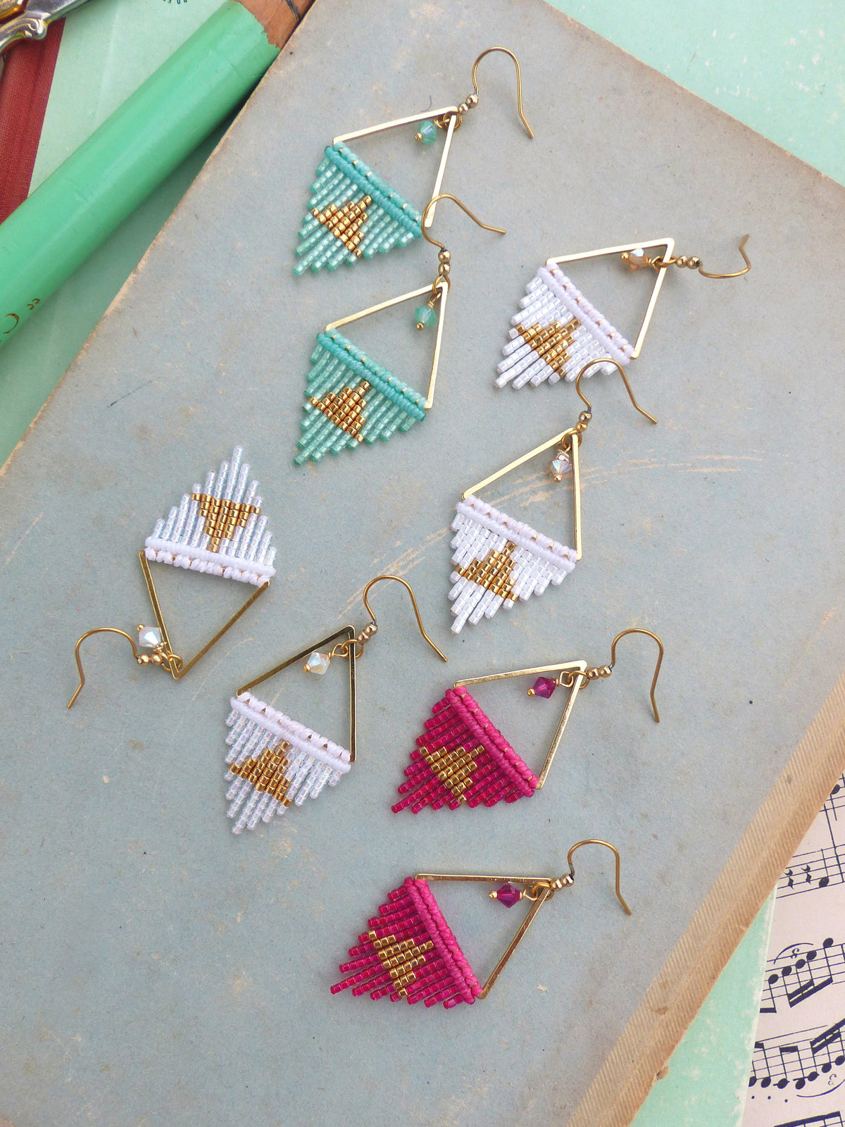 Mini boucles d'oreilles à franges forme triangles graphiques - Collection French Riviera - Bijoux bohème chic