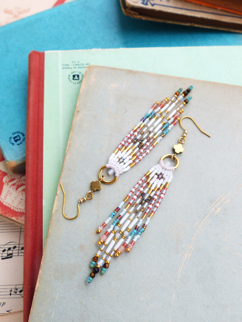 Longues boucles d'oreilles à franges précieuses Collection French Riviera - blanc opale turquoise et pêche - Perles de lune oeil de tigre aigue-marine