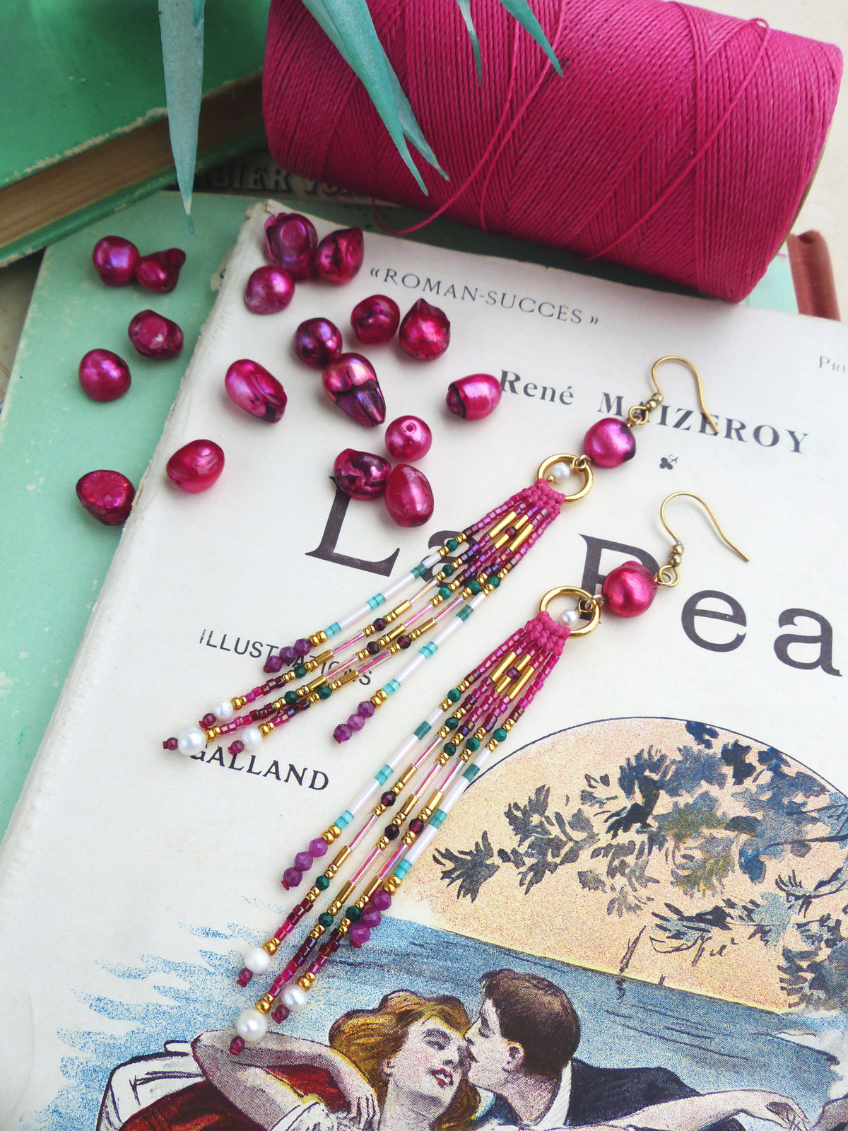 Longues boucles d'oreilles à franges précieuses Collection French Riviera - Rose Fuchsia - Perles en malachite grenat rubis