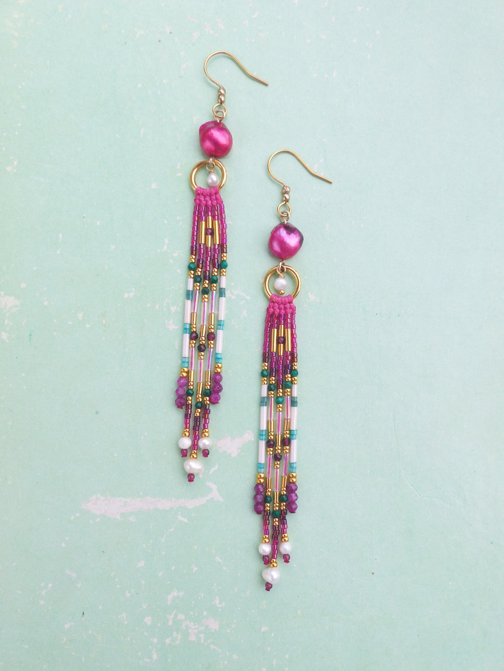 Longues boucles d'oreilles à franges précieuses Collection French Riviera - Rose Fuchsia - Perles en malachite grenat rubis