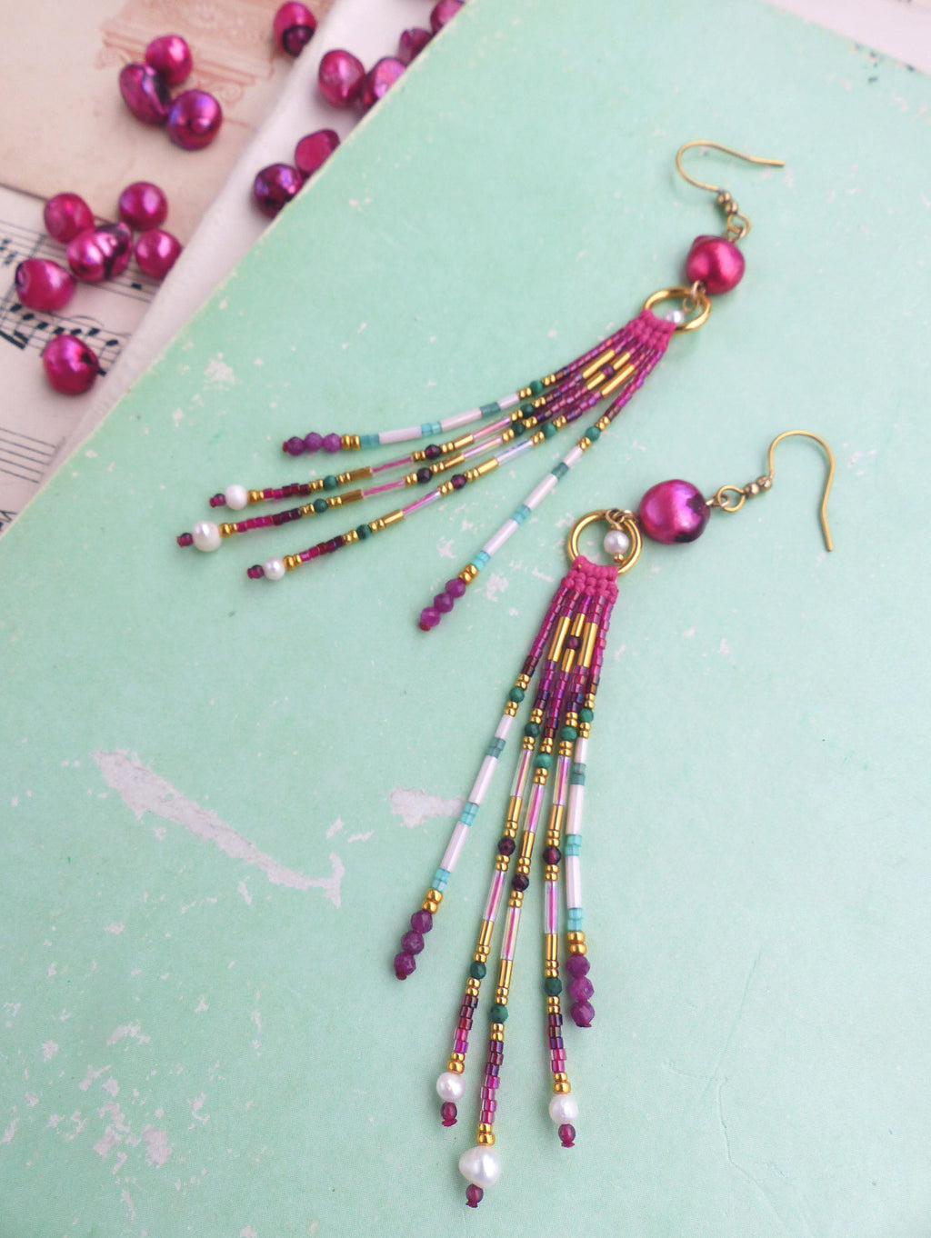 Longues boucles d'oreilles à franges précieuses Collection French Riviera - Rose Fuchsia - Perles en malachite grenat rubis