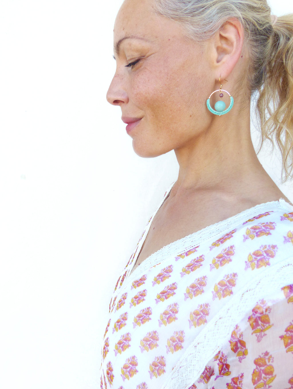 Les mini créoles Pondicherry - Boucles d'oreilles pendantes toutes en macramé et pierres gemmes
