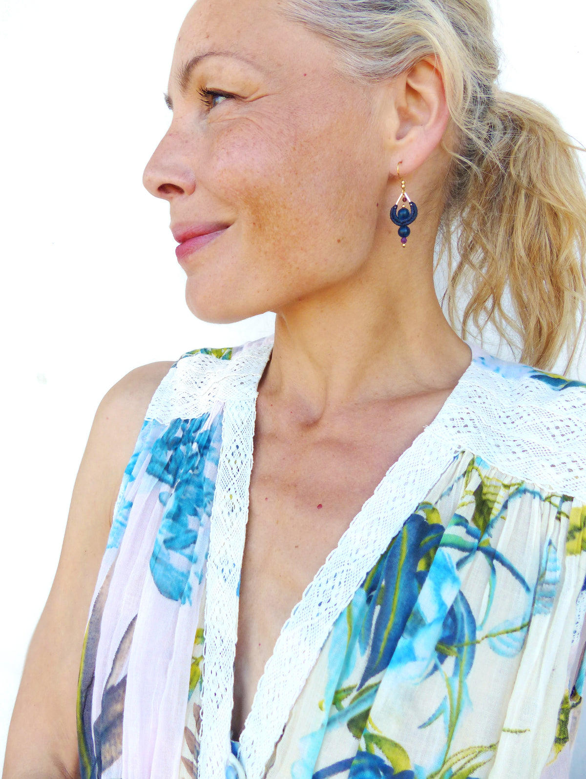 Les mini gouttes Pondicherry - Boucles d'oreilles pendantes toutes en macramé et pierres gemmes