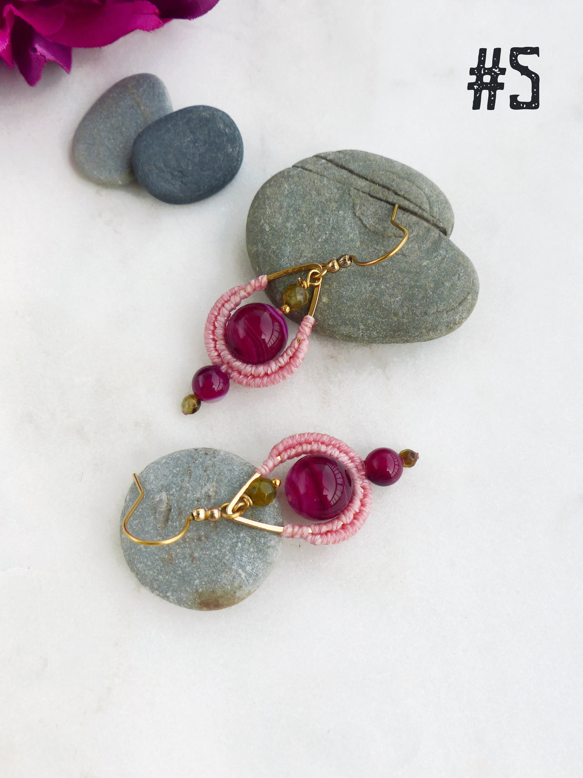 Les mini gouttes Pondicherry - Boucles d'oreilles pendantes toutes en macramé et pierres gemmes