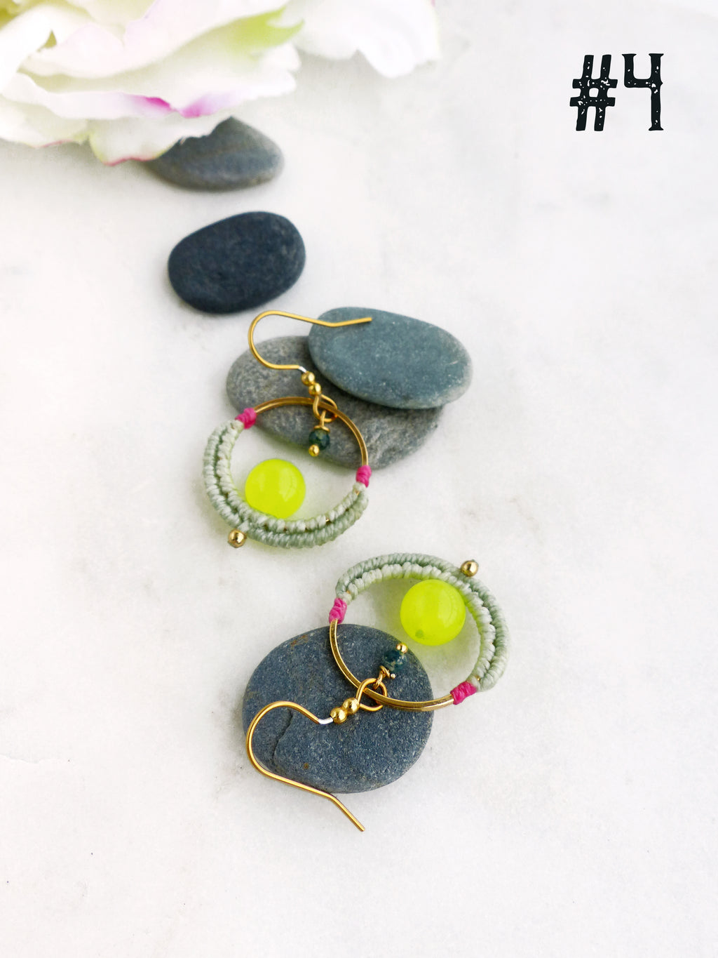 Les mini créoles Pondicherry - Boucles d'oreilles pendantes toutes en macramé et pierres gemmes