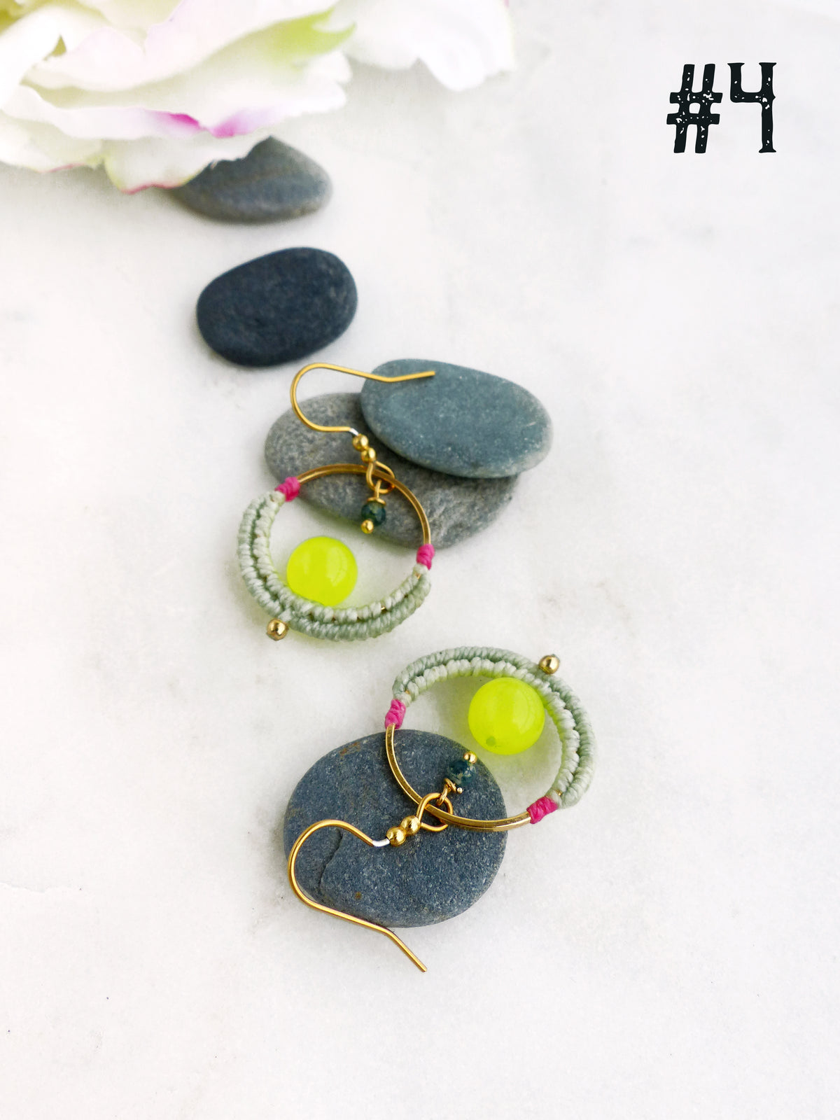 Les mini créoles Pondicherry - Boucles d'oreilles pendantes toutes en macramé et pierres gemmes
