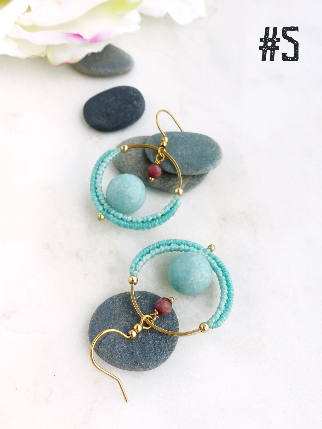 Les mini créoles Pondicherry - Boucles d'oreilles pendantes toutes en macramé et pierres gemmes