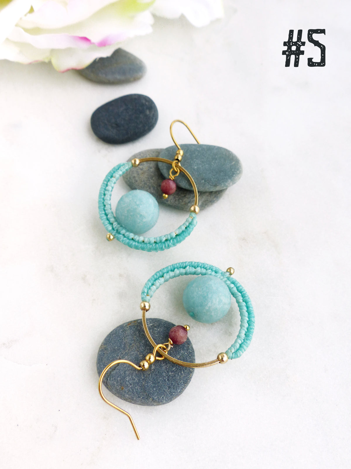 Les mini créoles Pondicherry - Boucles d'oreilles pendantes toutes en macramé et pierres gemmes