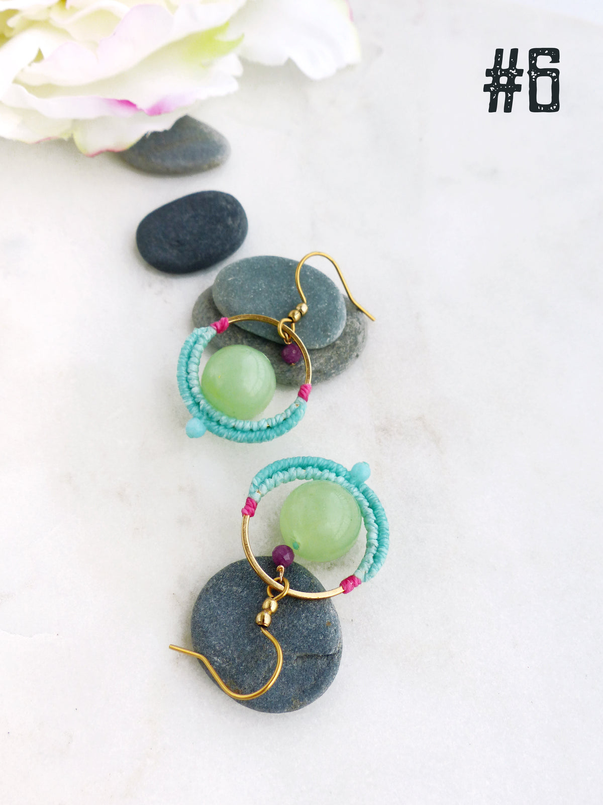 Les mini créoles Pondicherry - Boucles d'oreilles pendantes toutes en macramé et pierres gemmes