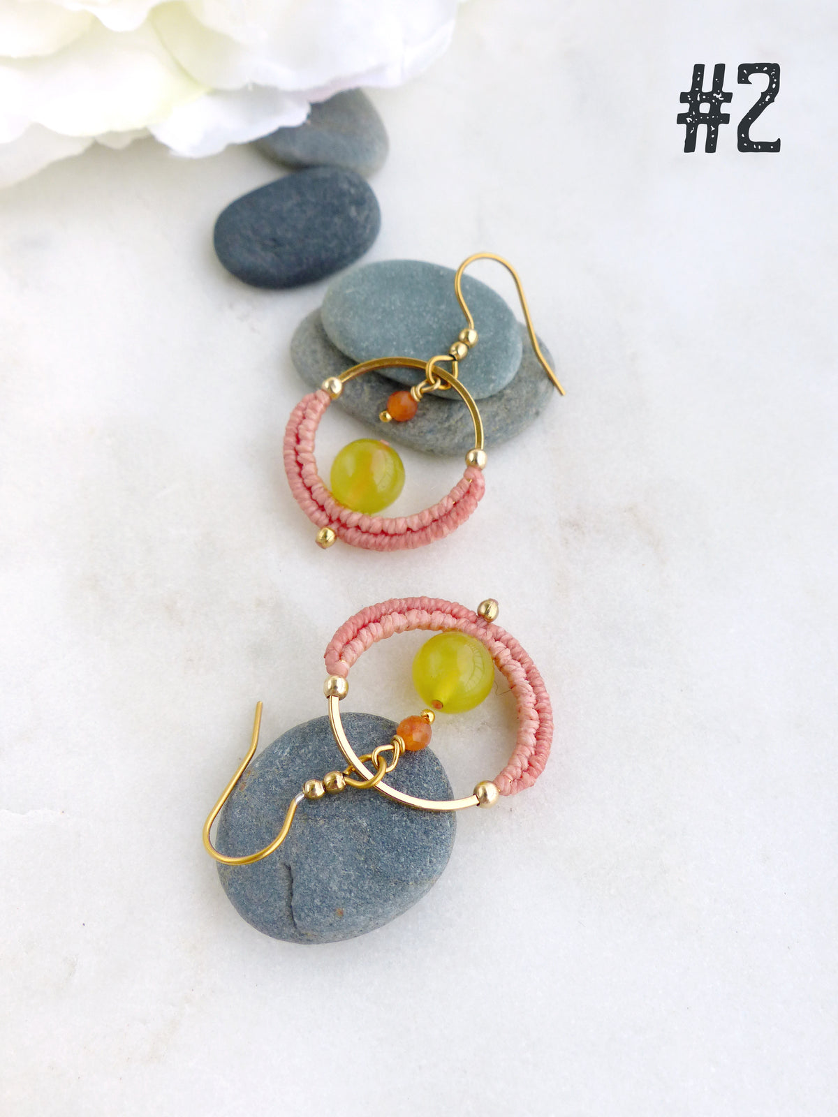 Les mini créoles Pondicherry - Boucles d'oreilles pendantes toutes en macramé et pierres gemmes
