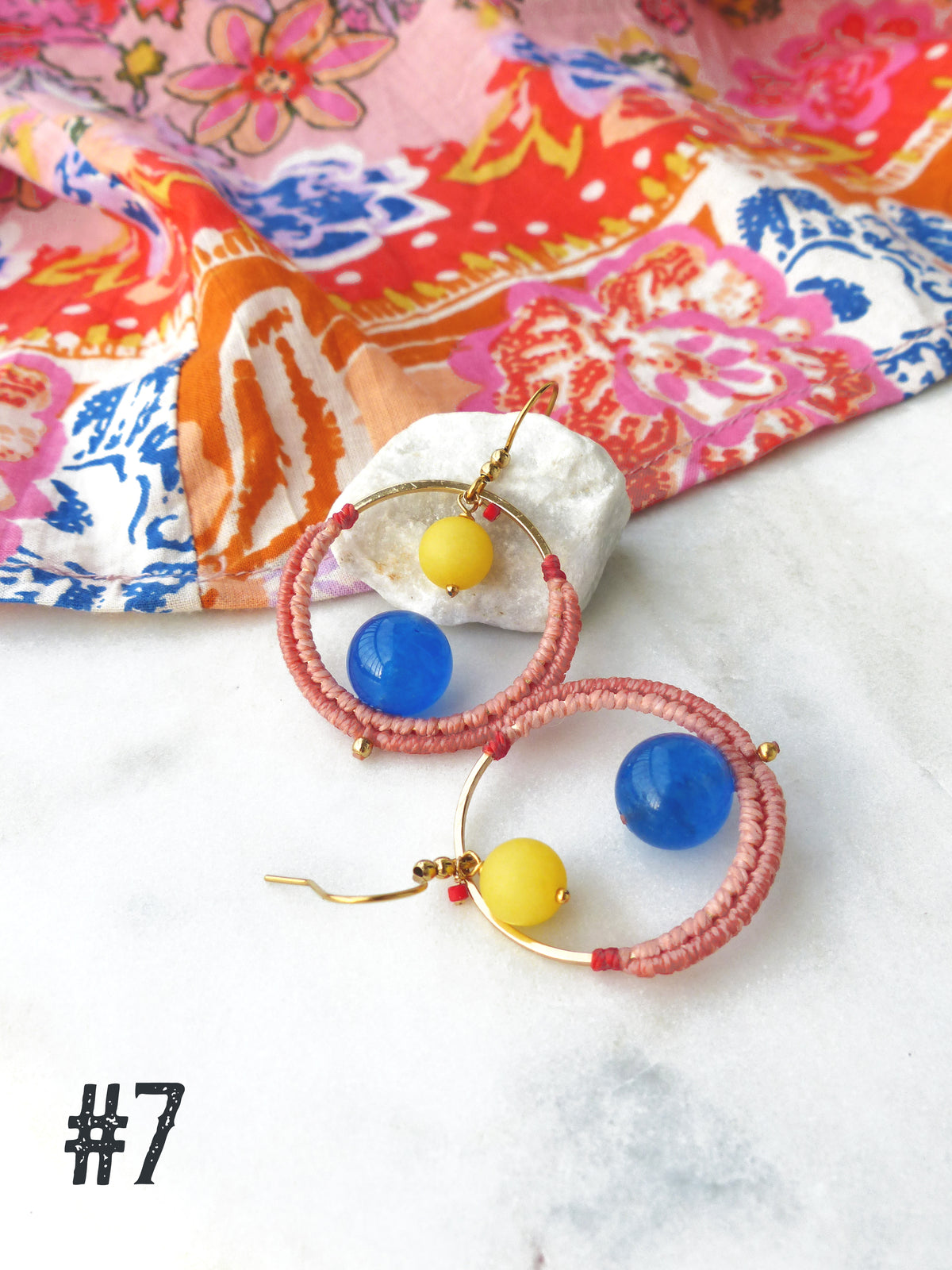 Les mini créoles Pondicherry - Boucles d'oreilles pendantes toutes en macramé et pierres gemmes