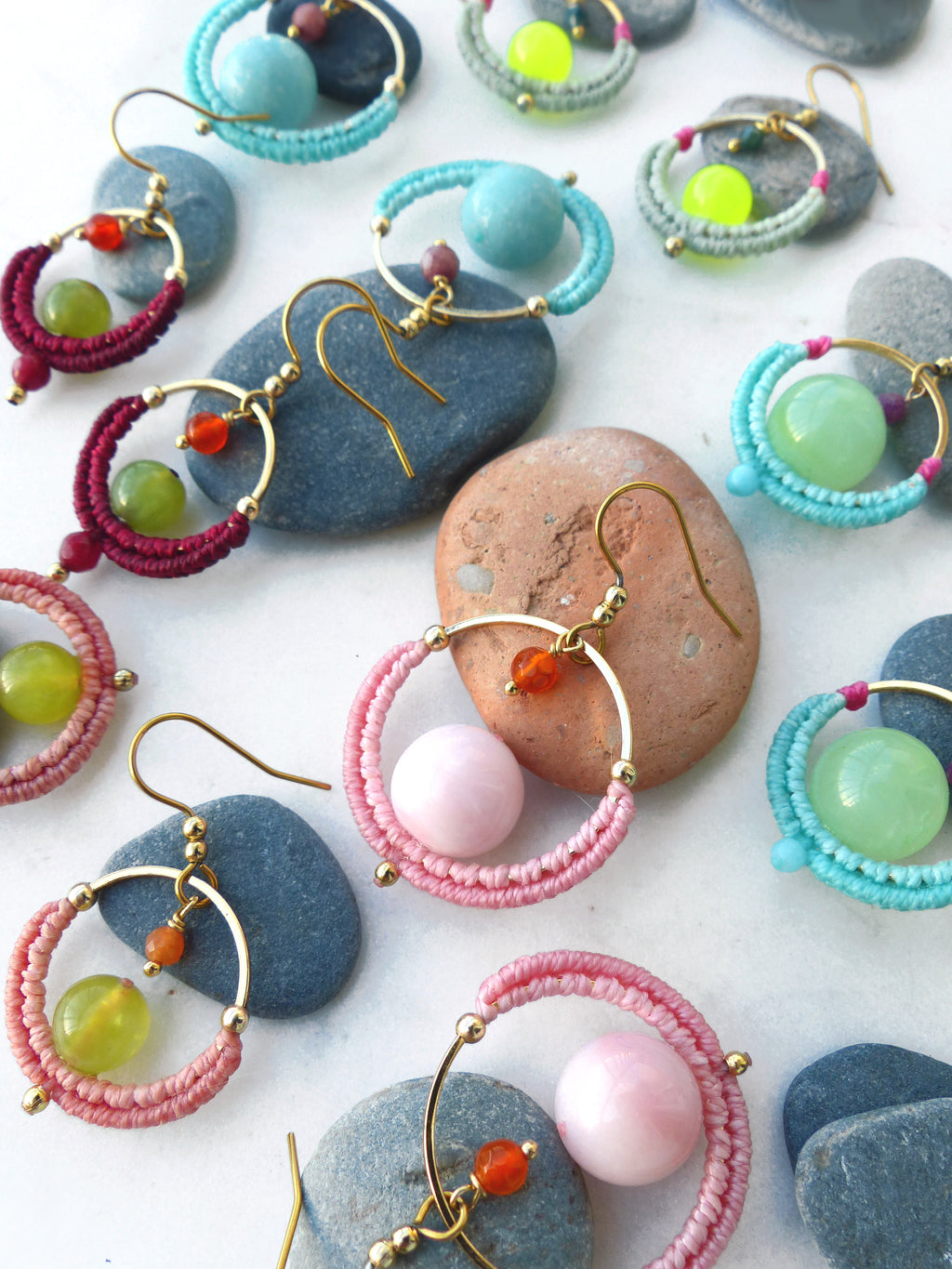 Les mini créoles Pondicherry - Boucles d'oreilles pendantes toutes en macramé et pierres gemmes