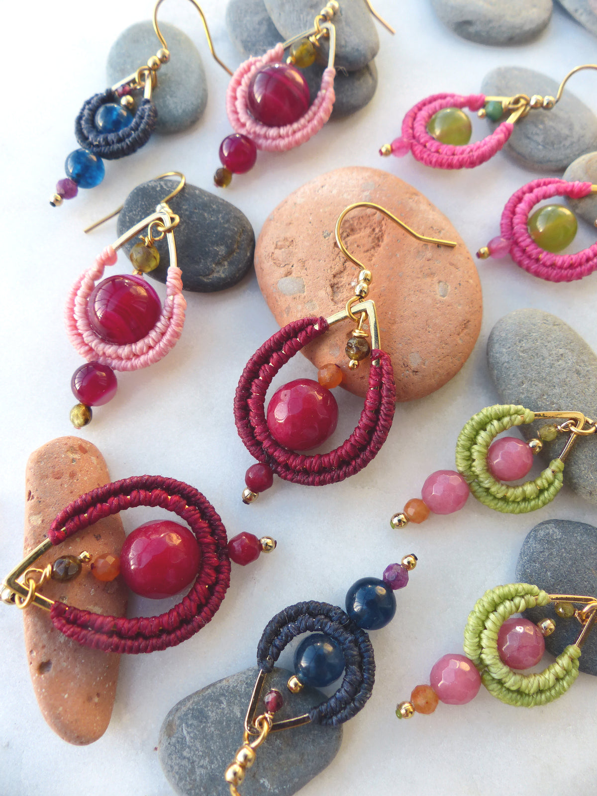 Les mini gouttes Pondicherry - Boucles d'oreilles pendantes toutes en macramé et pierres gemmes