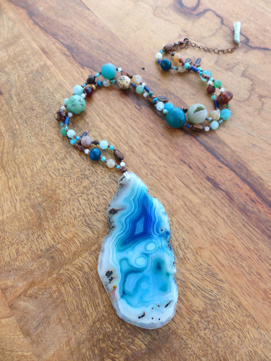 Mala avec une grande agate bleue - Collier sautoir en perles de pierres, graines, bois et métal cuivré - Collection GOA