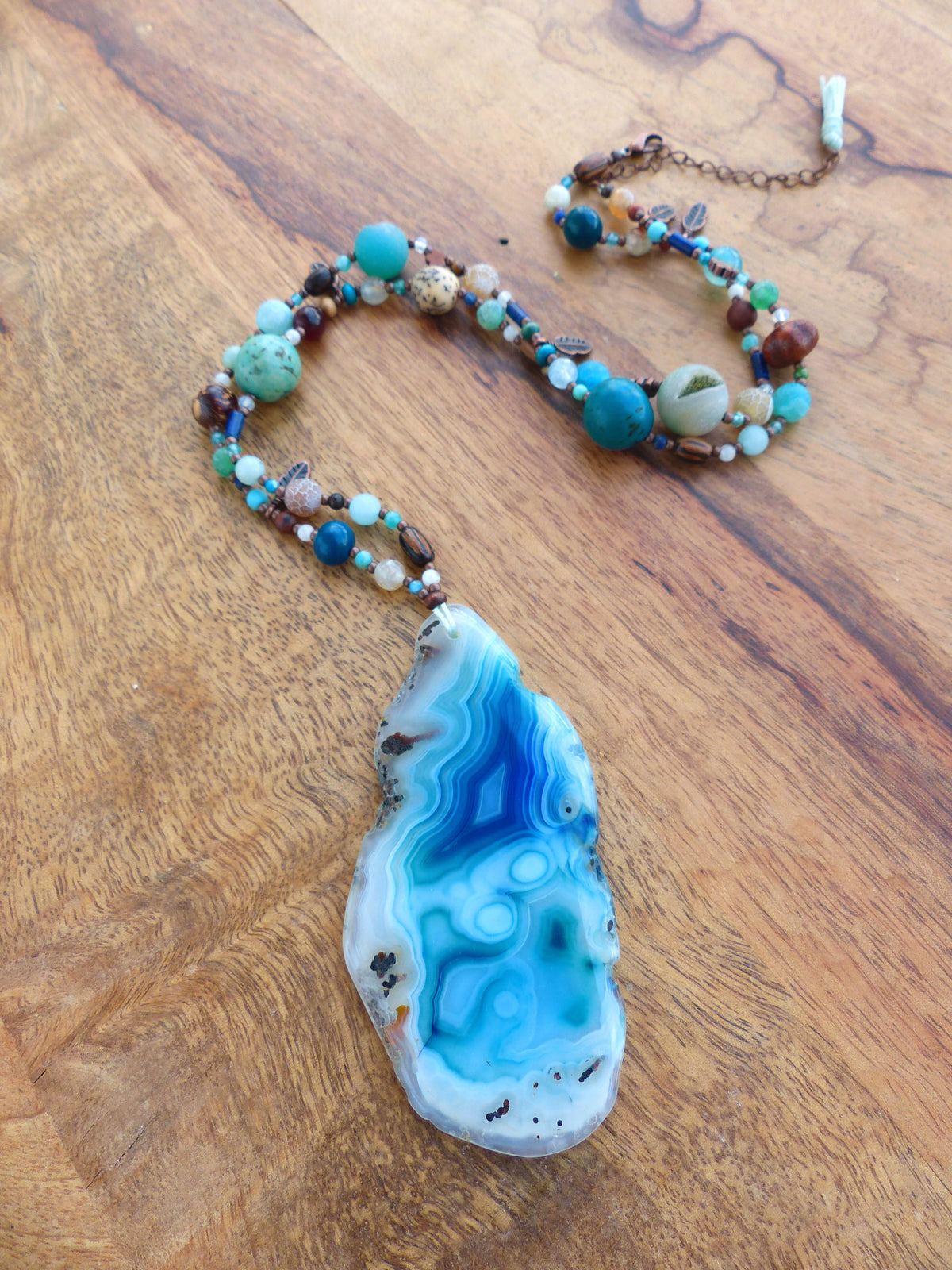 Mala avec une grande agate bleue - Collier sautoir en perles de pierres, graines, bois et métal cuivré - Collection GOA