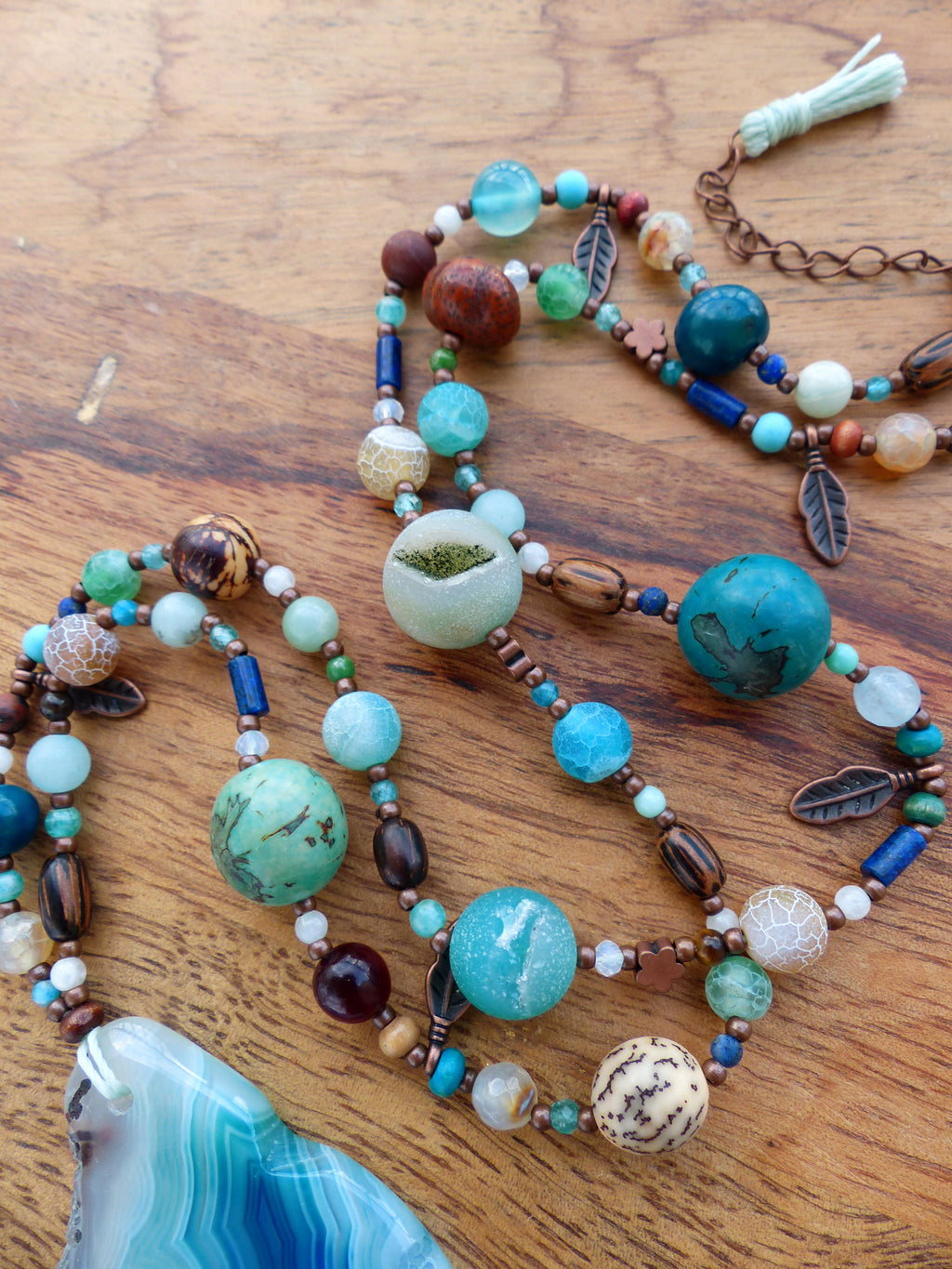 Mala avec une grande agate bleue - Collier sautoir en perles de pierres, graines, bois et métal cuivré - Collection GOA