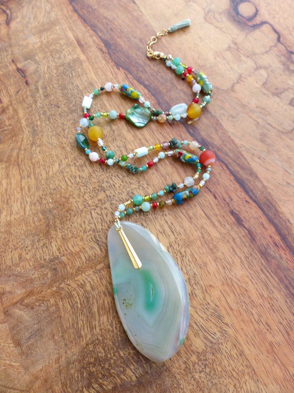 Mala avec une grande agate gris vert menthe opalescent - Collier sautoir en perles de pierres, verre vintage et gold filled 18k - Collection GOA