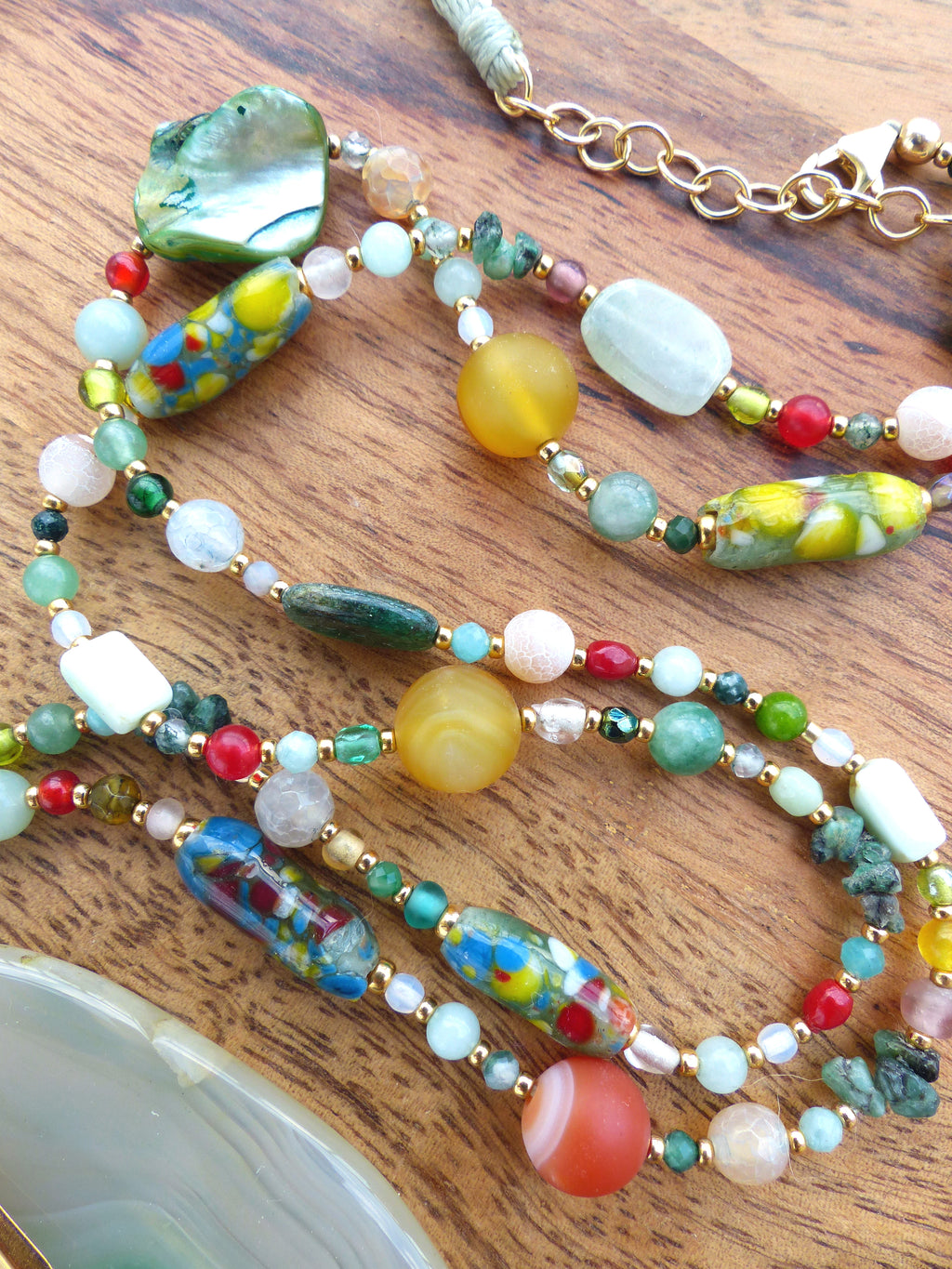 Mala avec une grande agate gris vert menthe opalescent - Collier sautoir en perles de pierres, verre vintage et gold filled 18k - Collection GOA