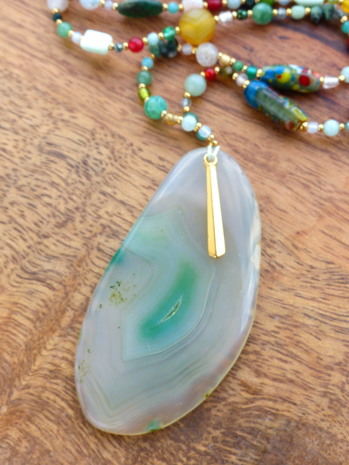 Mala avec une grande agate gris vert menthe opalescent - Collier sautoir en perles de pierres, verre vintage et gold filled 18k - Collection GOA