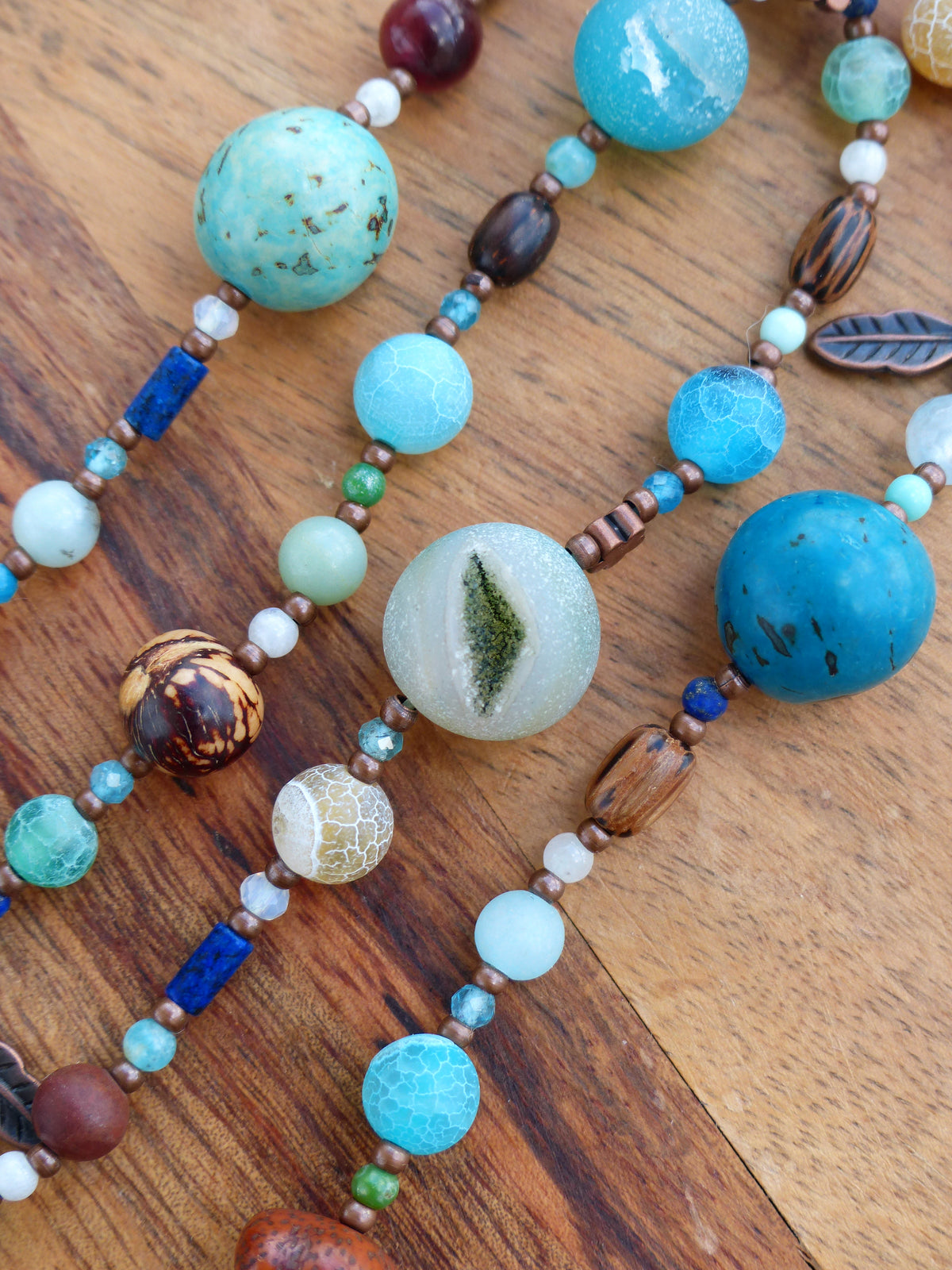 Mala avec une grande agate bleue - Collier sautoir en perles de pierres, graines, bois et métal cuivré - Collection GOA