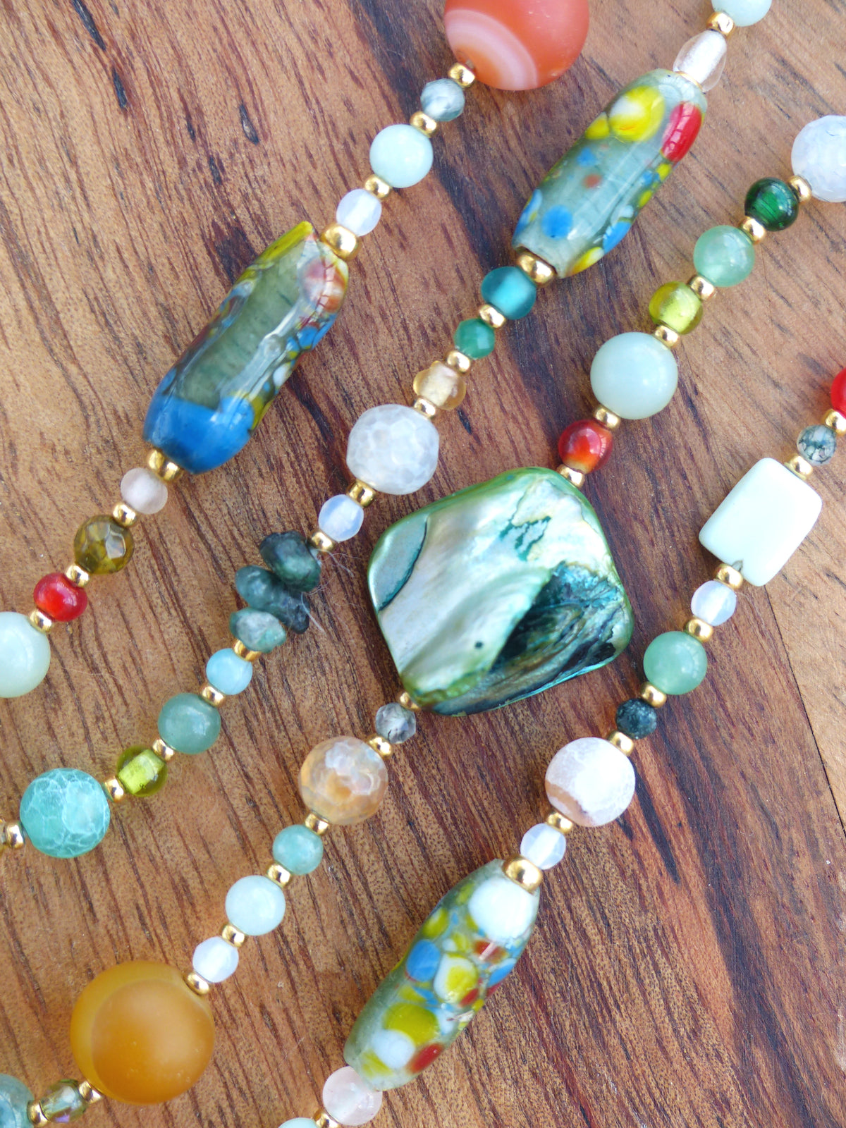 Mala avec une grande agate gris vert menthe opalescent - Collier sautoir en perles de pierres, verre vintage et gold filled 18k - Collection GOA
