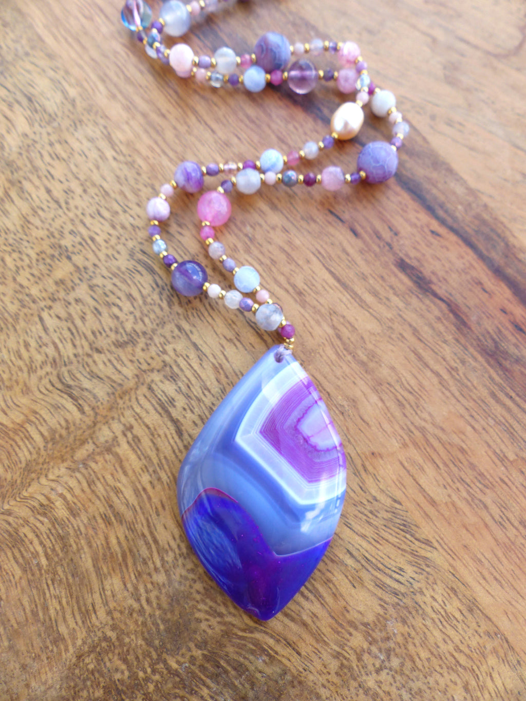 Mala avec un pendentif en agate violet rose grise - Collier sautoir en perles de pierres, verre vintage et gold filled 18k - Collection GOA