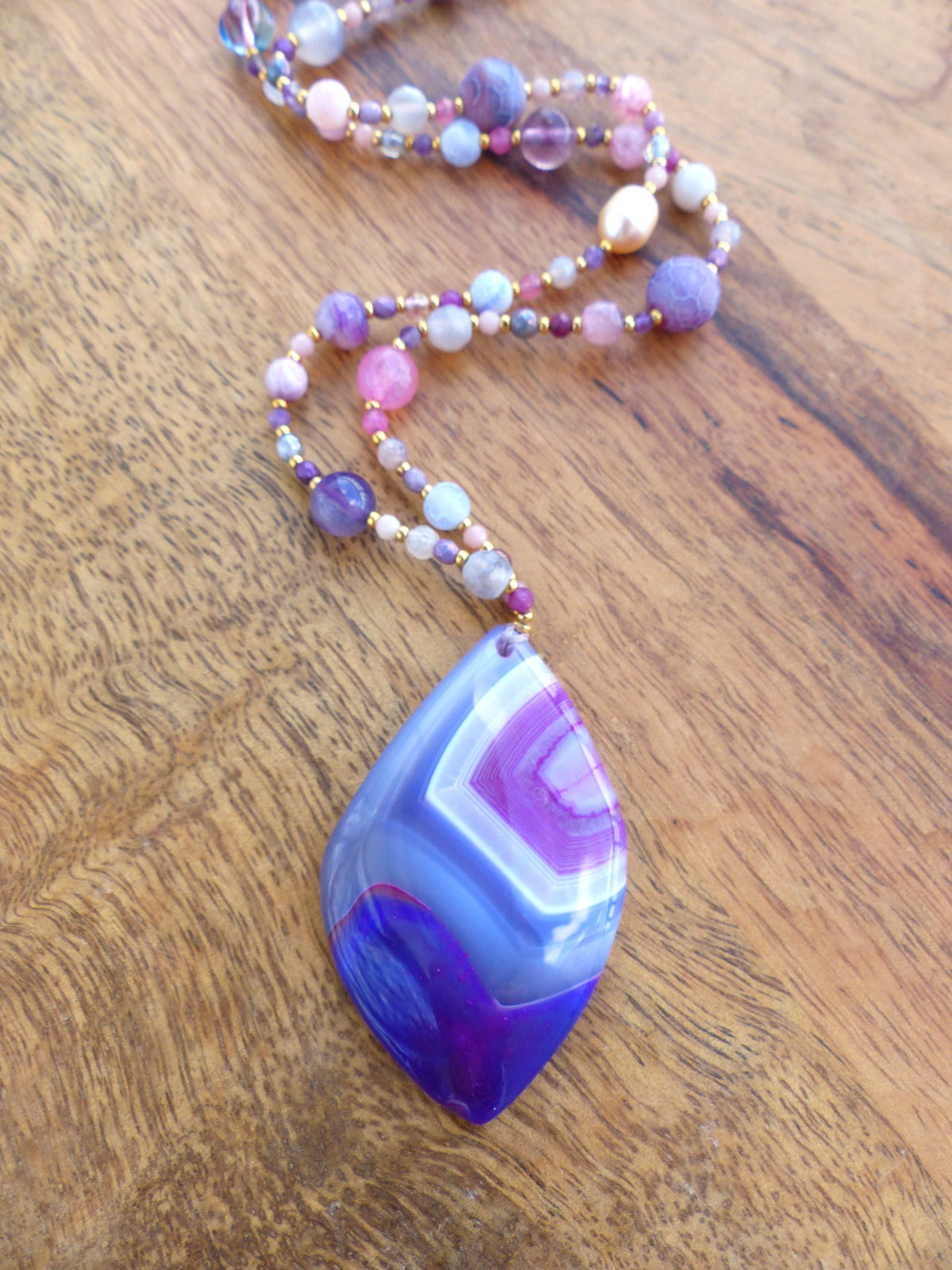Mala avec un pendentif en agate violet rose grise - Collier sautoir en perles de pierres, verre vintage et gold filled 18k - Collection GOA
