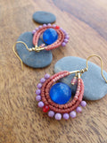 Boucles d'oreilles gouttes précieuses de la collection GOA en agate bleu, phosphorite et fil terracotta