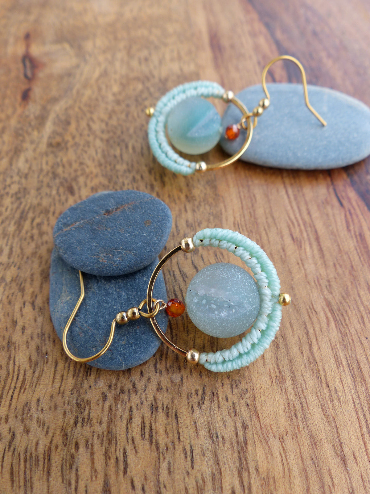 Mini boucles d'oreilles créoles GOA en agate druzy vert menthe et orange  - Pièce unique (Copie)