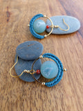 Mini boucles d'oreilles créoles GOA en agate druzy bleu vert sarcelle et rouge - Pièce unique
