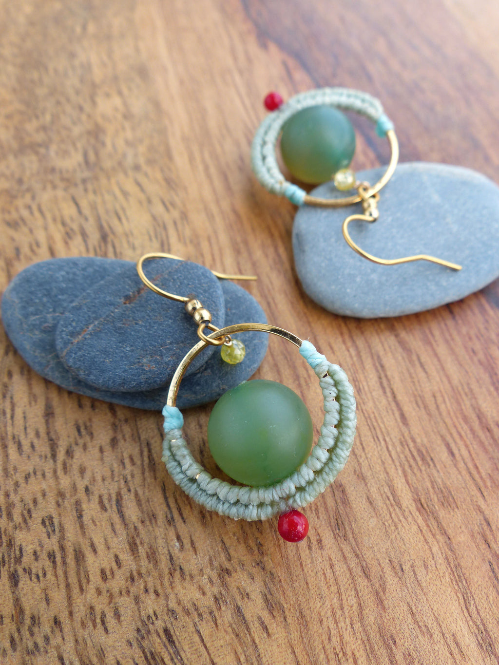 Mini boucles d'oreilles créoles GOA en agate vert, corail rouge et zircon jaune - Pièce unique