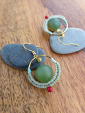 Mini boucles d'oreilles créoles GOA en agate vert, corail rouge et zircon jaune - Pièce unique