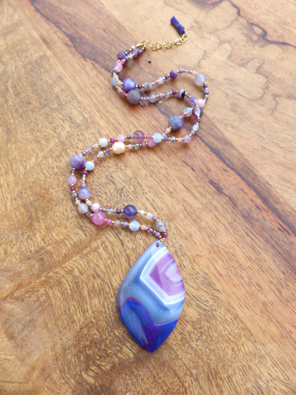 Mala avec un pendentif en agate violet rose grise - Collier sautoir en perles de pierres, verre vintage et gold filled 18k - Collection GOA