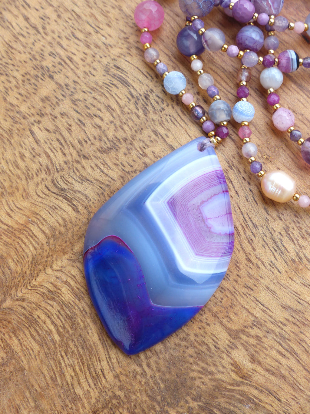 Mala avec un pendentif en agate violet rose grise - Collier sautoir en perles de pierres, verre vintage et gold filled 18k - Collection GOA