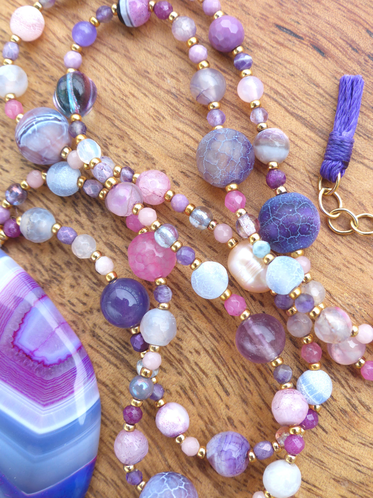 Mala avec un pendentif en agate violet rose grise - Collier sautoir en perles de pierres, verre vintage et gold filled 18k - Collection GOA
