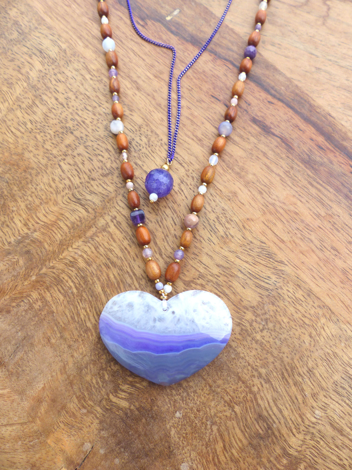 Mala avec un pendentif coeur en agate violet blanc et gris - Collier sautoir 2 rangs en perles de pierres et gold filled 18k - Collection GOA