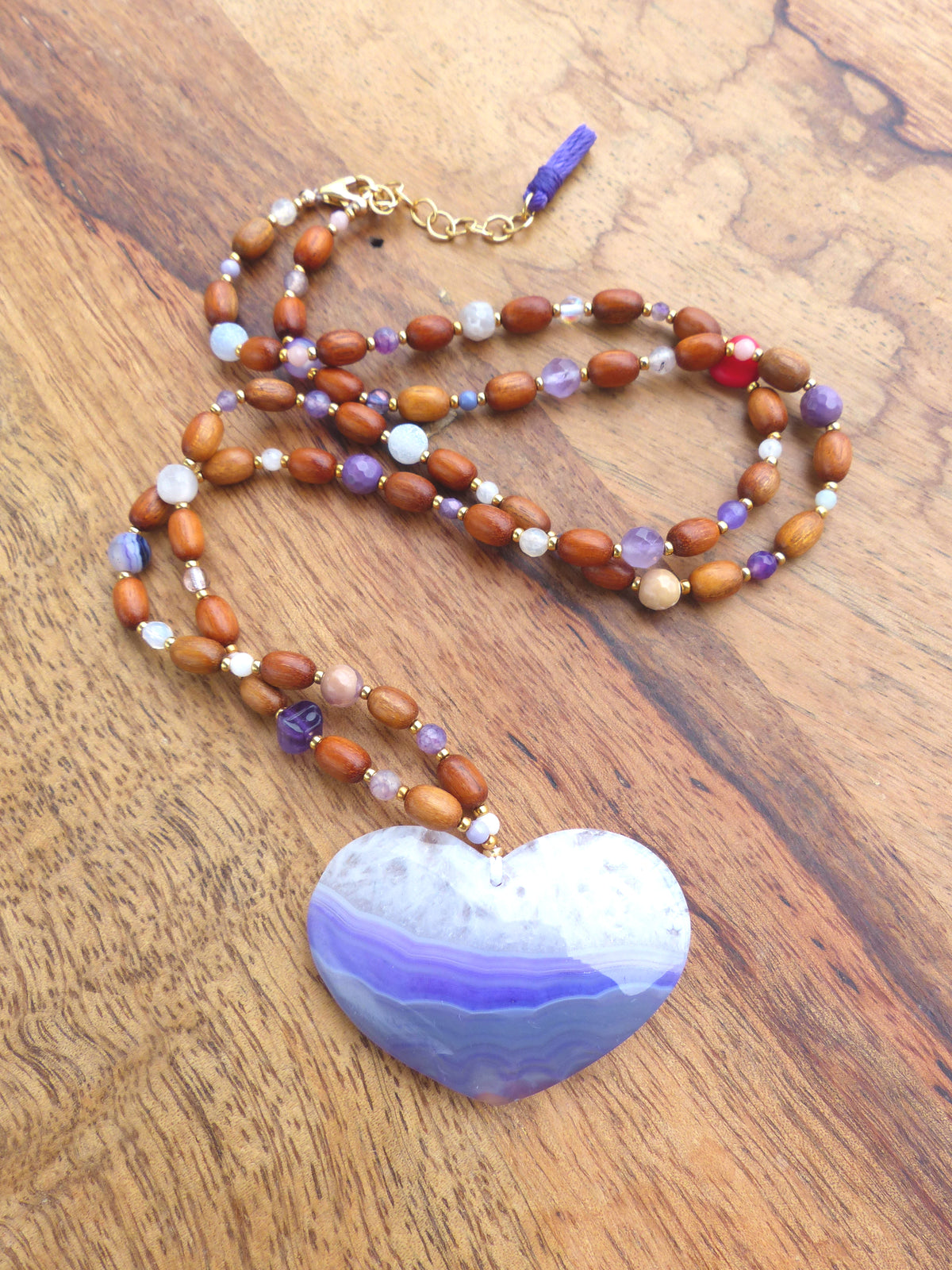Mala avec un pendentif coeur en agate violet blanc et gris - Collier sautoir 2 rangs en perles de pierres et gold filled 18k - Collection GOA
