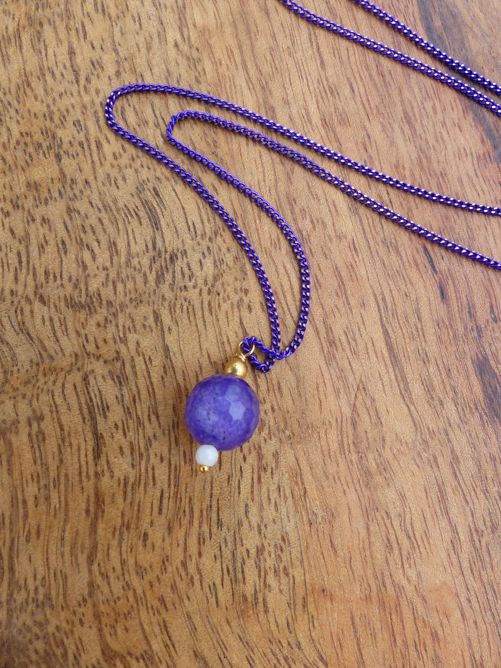 Mala avec un pendentif coeur en agate violet blanc et gris - Collier sautoir 2 rangs en perles de pierres et gold filled 18k - Collection GOA