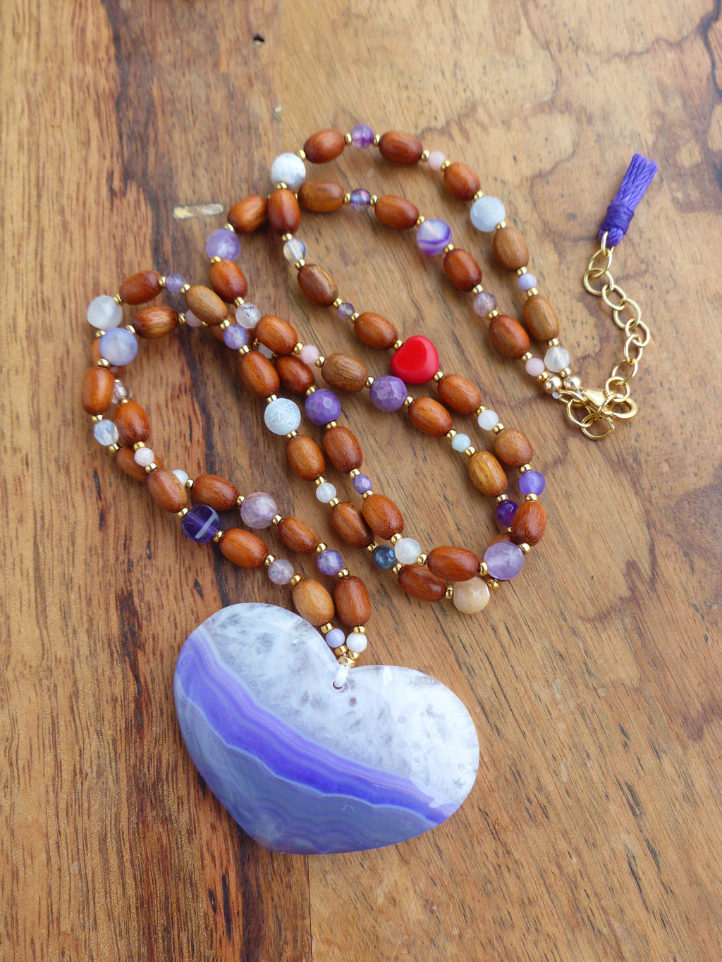 Mala avec un pendentif coeur en agate violet blanc et gris - Collier sautoir 2 rangs en perles de pierres et gold filled 18k - Collection GOA