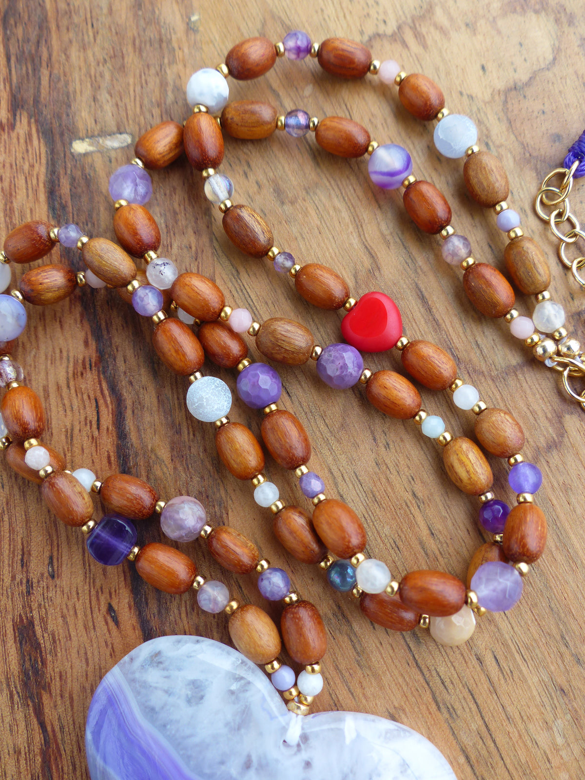Mala avec un pendentif coeur en agate violet blanc et gris - Collier sautoir 2 rangs en perles de pierres et gold filled 18k - Collection GOA