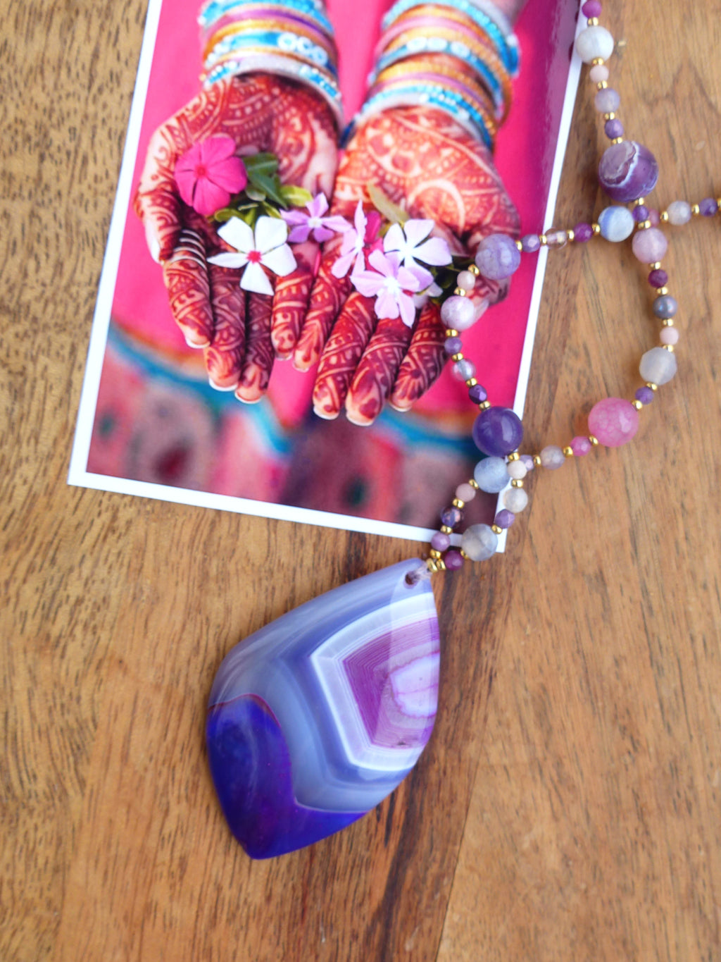 Mala avec un pendentif en agate violet rose grise - Collier sautoir en perles de pierres, verre vintage et gold filled 18k - Collection GOA