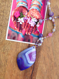 Mala avec un pendentif en agate violet rose grise - Collier sautoir en perles de pierres, verre vintage et gold filled 18k - Collection GOA