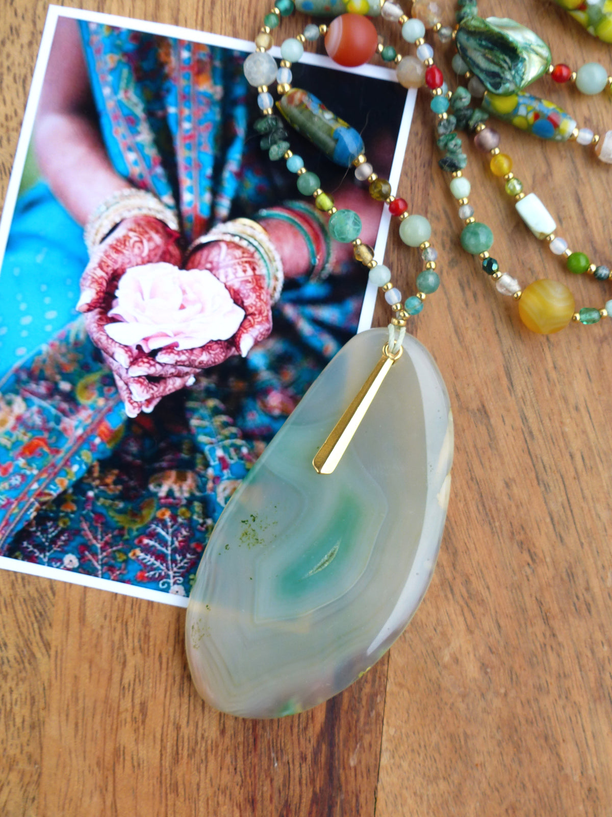 Mala avec une grande agate gris vert menthe opalescent - Collier sautoir en perles de pierres, verre vintage et gold filled 18k - Collection GOA