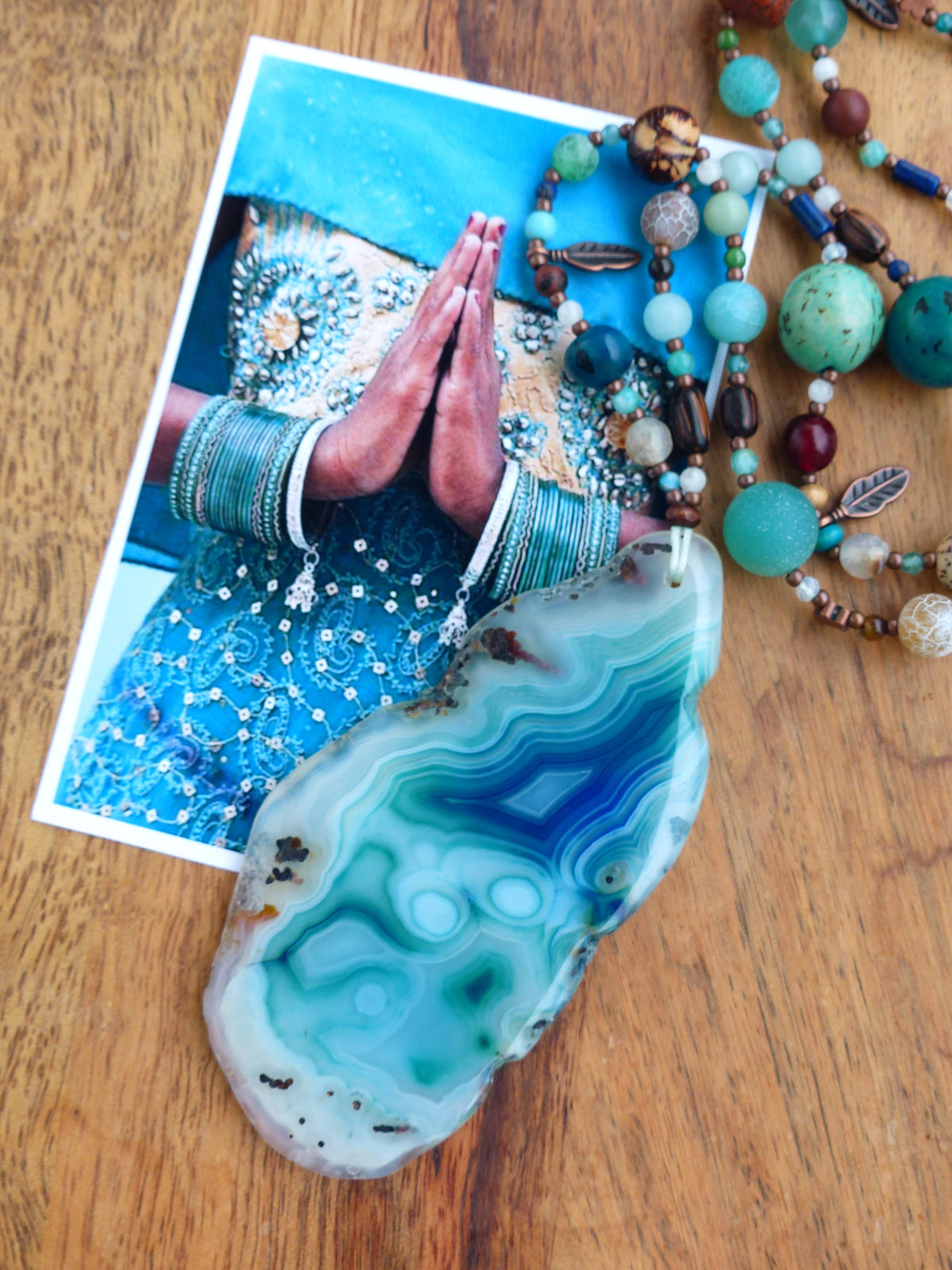 Mala avec une grande agate bleue - Collier sautoir en perles de pierres, graines, bois et métal cuivré - Collection GOA