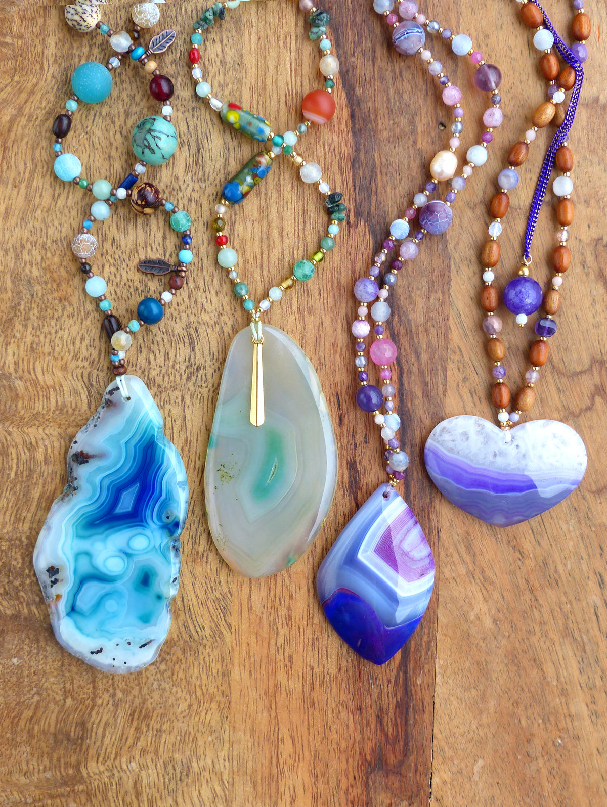 Mala avec un pendentif coeur en agate violet blanc et gris - Collier sautoir 2 rangs en perles de pierres et gold filled 18k - Collection GOA