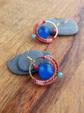 Mini boucles d'oreilles créoles GOA en agate bleue, amazonite et corail rouge