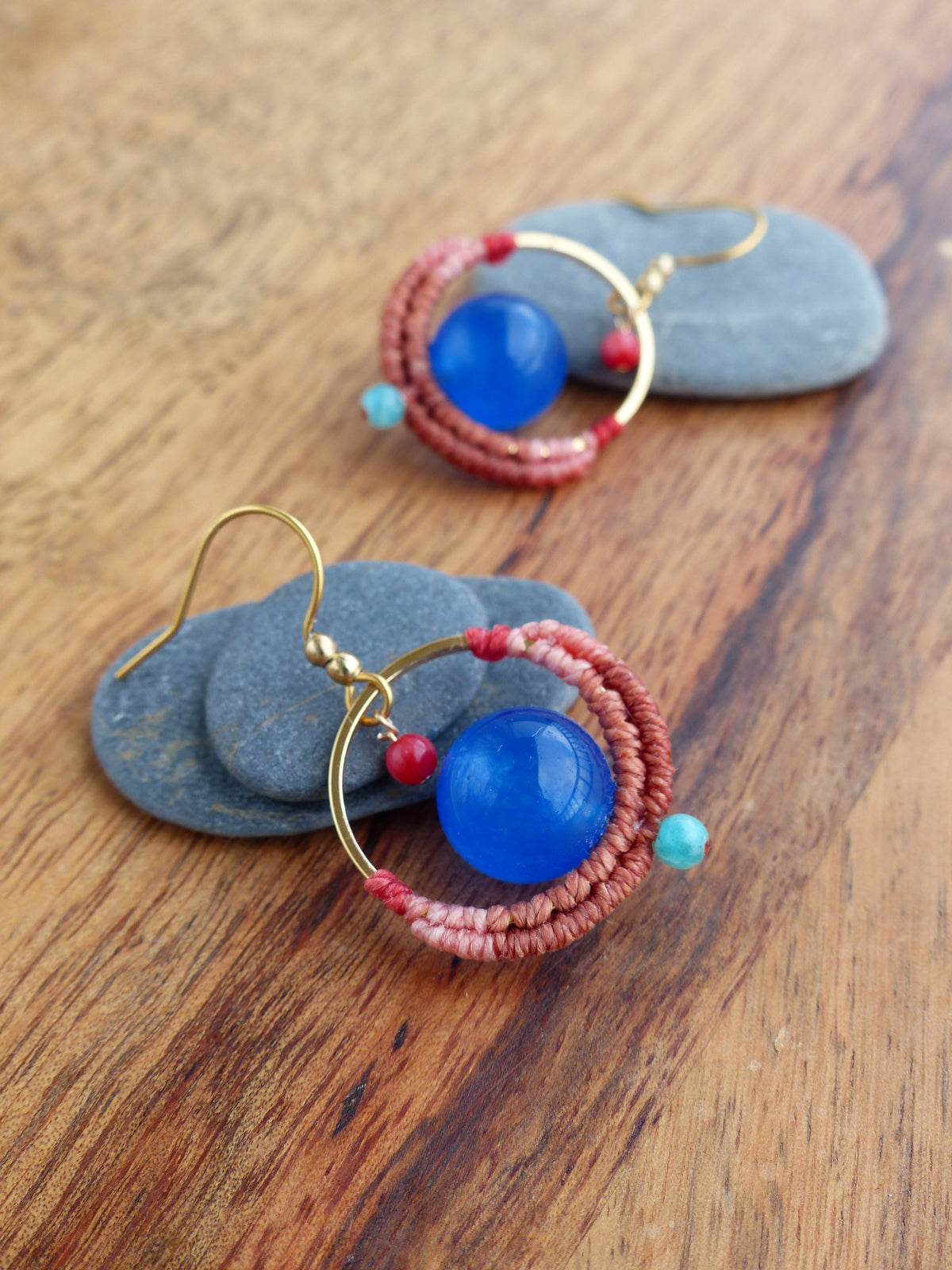 Mini boucles d'oreilles créoles GOA en agate bleue, amazonite et corail rouge