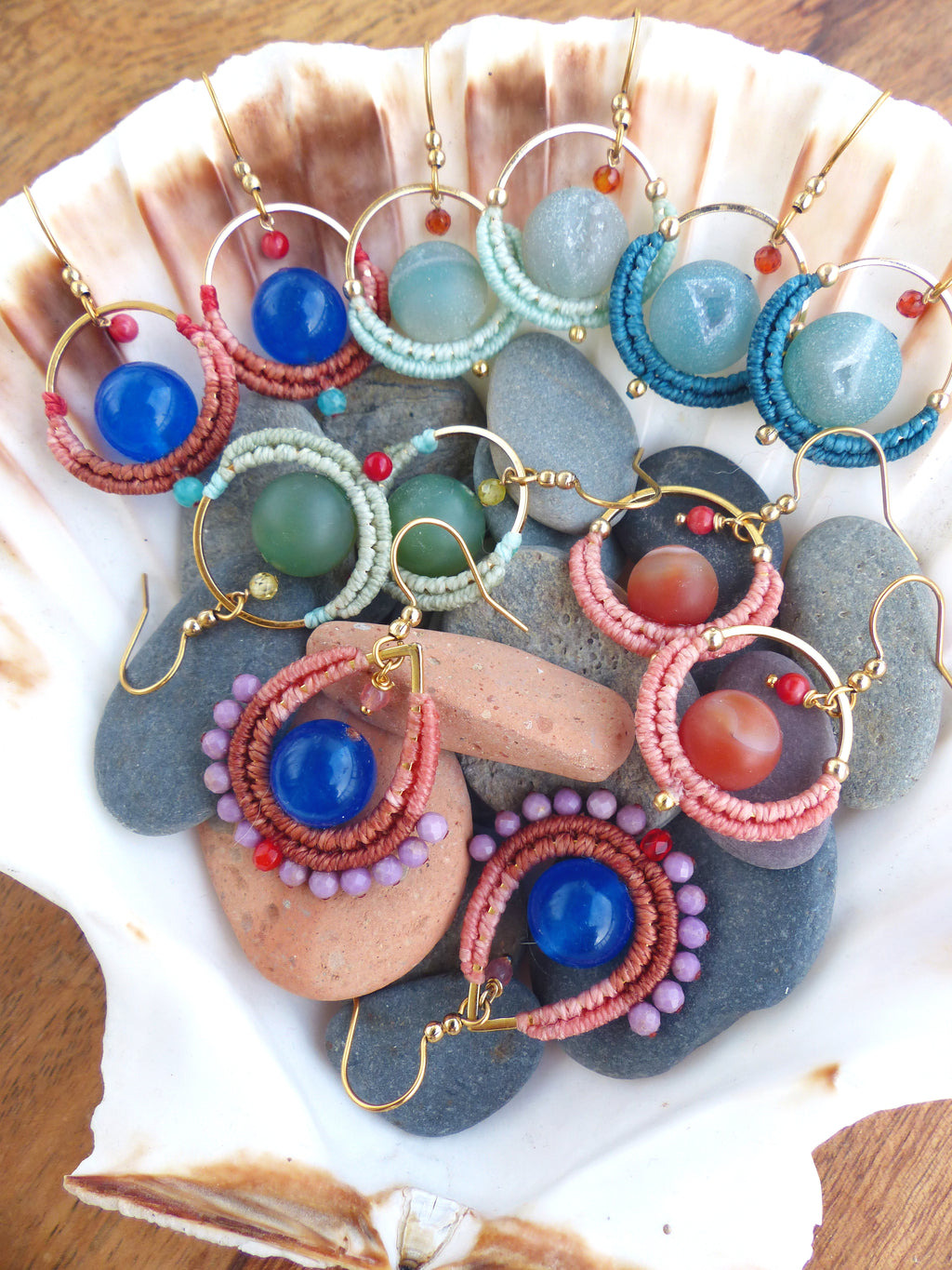 Mini boucles d'oreilles créoles GOA en agate druzy bleu vert sarcelle et rouge - Pièce unique